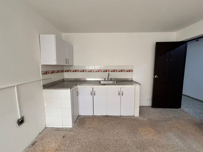 Casa de 14 alcobas en arriendo en Boston, Medellín, 250 m² · foto 11 de 13