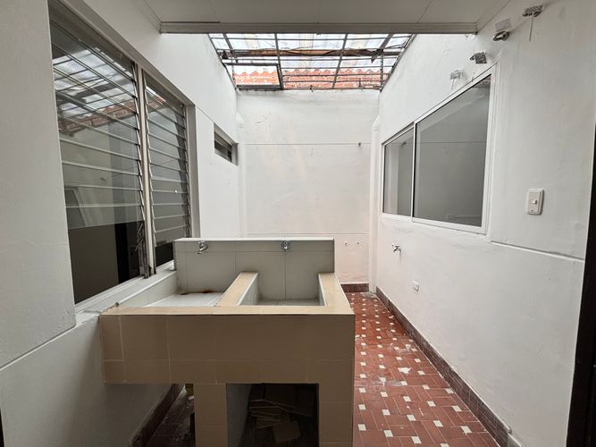 Casa de 14 alcobas en arriendo en Boston, Medellín, 250 m² · foto 13 de 13