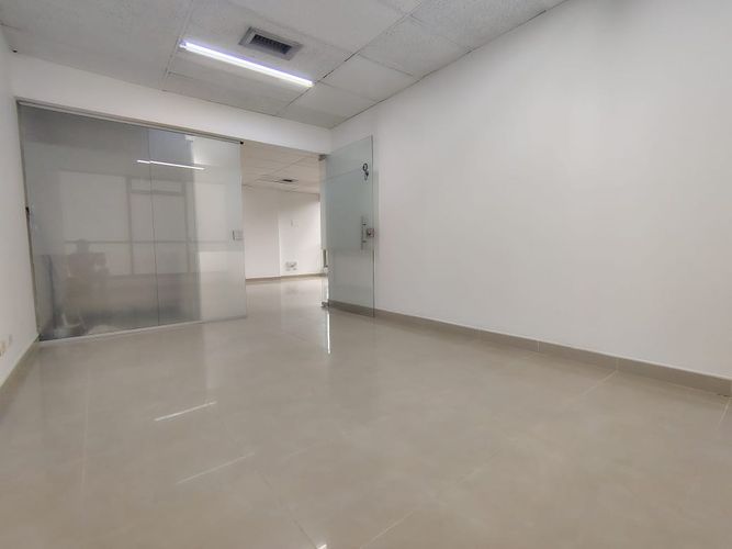 Oficina en arriendo en Patio Bonito, Medellín, 55 m² · foto 4 de 9