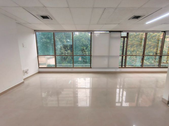 Oficina en arriendo en Patio Bonito, Medellín, 55 m² · foto 2 de 9