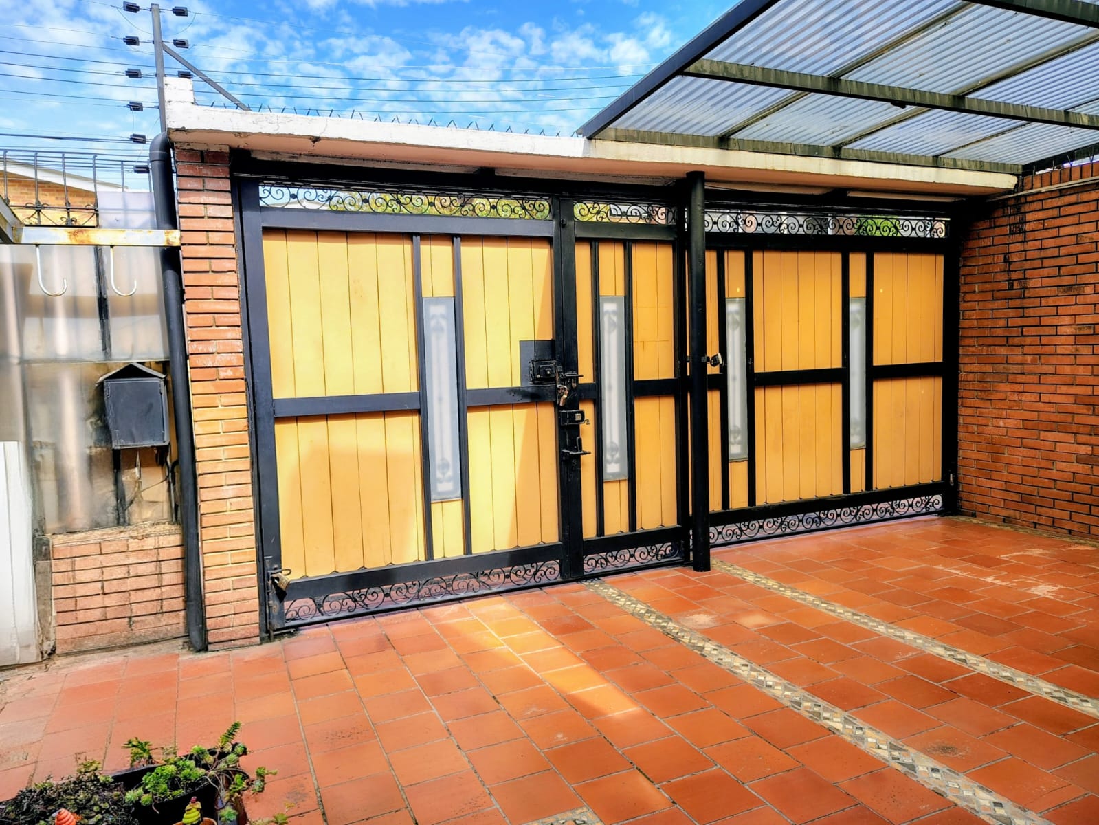 Casa en venta en La Esmeralda, Bogotá · foto 2 de 20