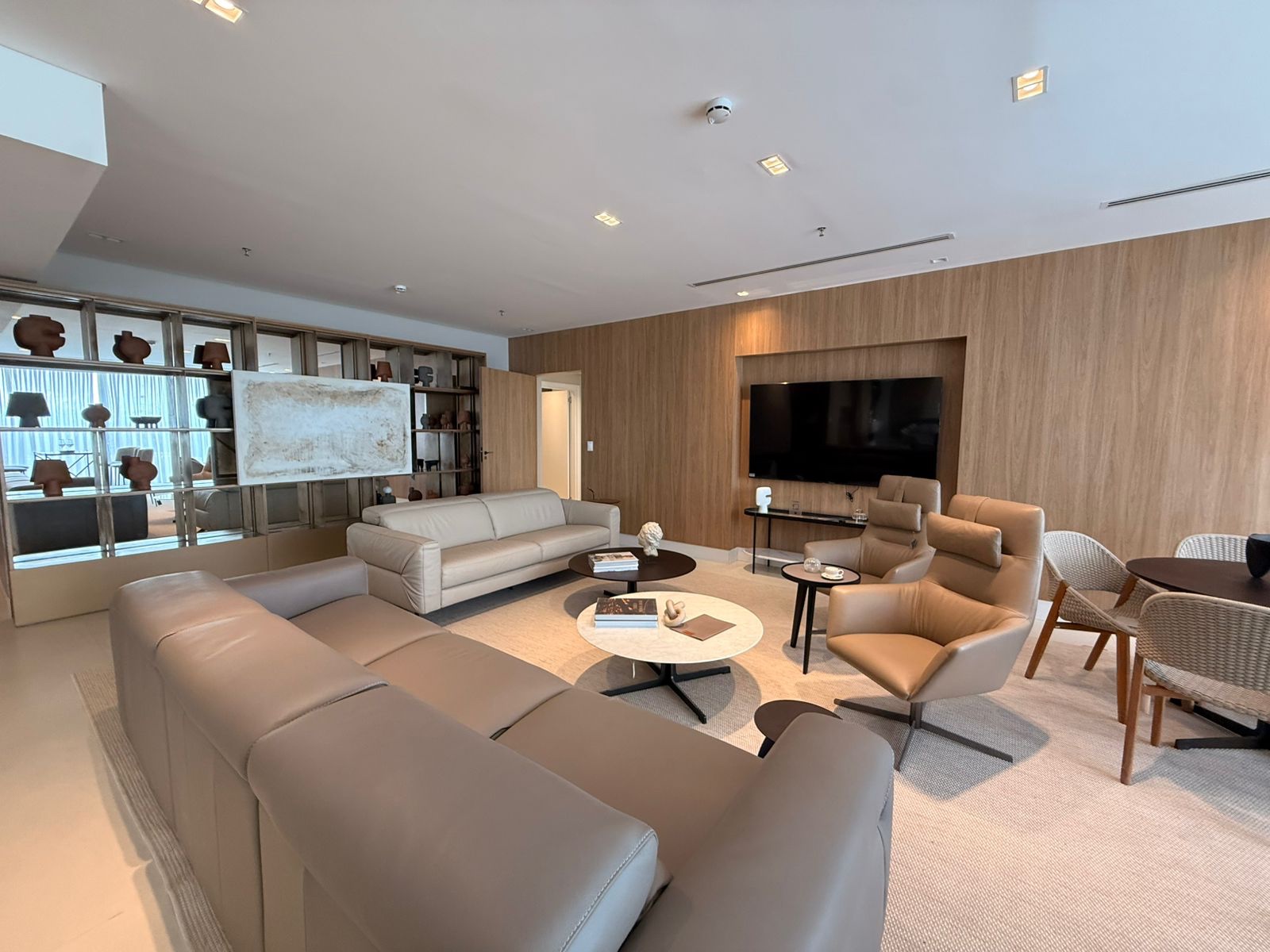 EN VENTA DEPARTAMENTO DE LUJO A ESTRENAR EN BARRIO MBUCURUCYA — foto 2