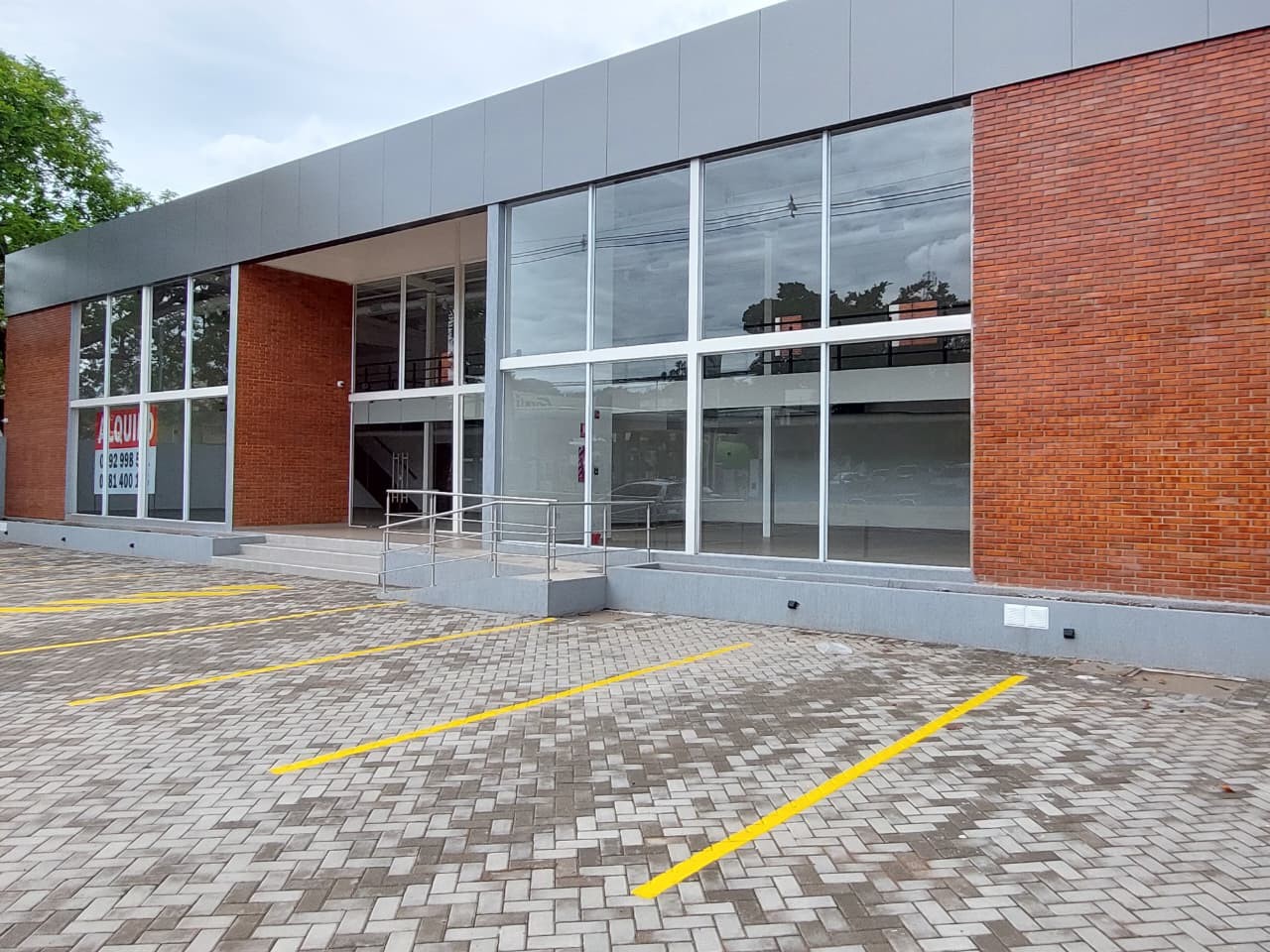 ALQUILO SHOWROOM Y OFICINAS DE 435 M2 SOBRE LA AVDA. MARISCAL ESTIGARRIBIA‼️ C-1170 — foto 3