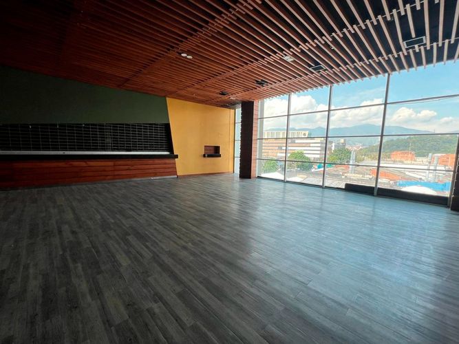 Local en venta en El Poblado, Medellín, 250 m² · foto 2 de 16