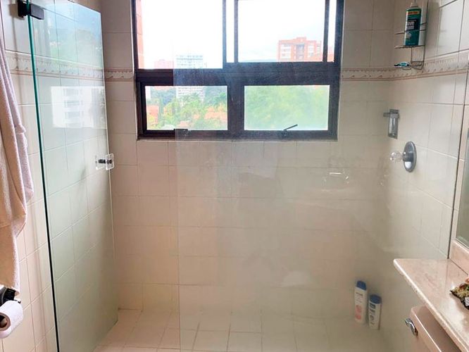 Apartamento de 3 alcobas en arriendo en El Poblado, Medellín, 215 m² · foto 12 de 14