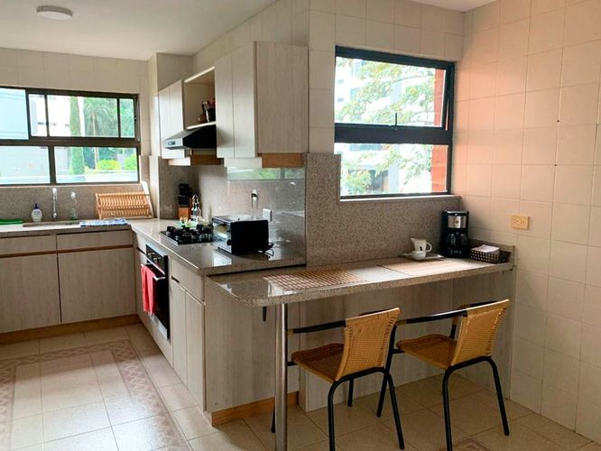 Apartamento de 3 alcobas en arriendo en El Poblado, Medellín, 215 m² · foto 5 de 14