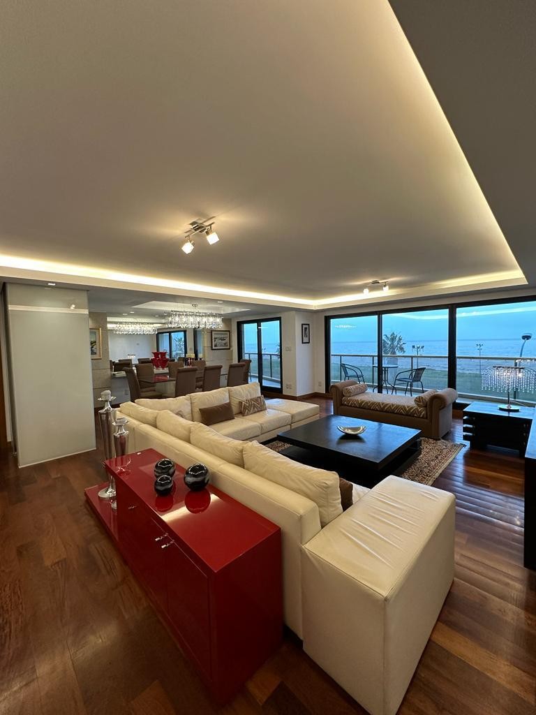 Apartamento de categoría frente al mar 3 dormitorios y servicio– Punta Carretas
