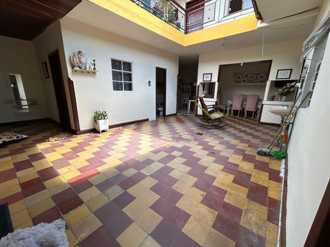 Casa de 10 alcobas en venta en Garcia Rovira, Bucaramanga, 260 m² · foto 2 de 12