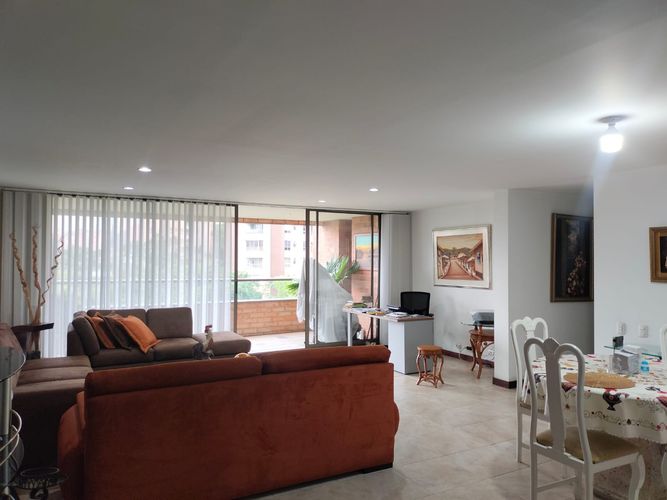 Apartamento de 3 alcobas en arriendo en El Poblado, Medellín, 156 m² · foto 2 de 15