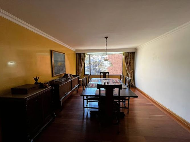 Apartamento de 3 alcobas en venta en Los Rosales, Bogotá, 200 m² · foto 2 de 24