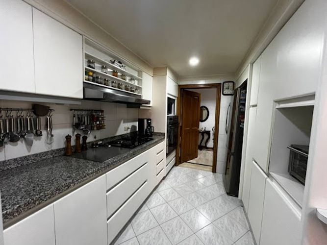 Apartamento de 3 alcobas en venta en Los Rosales, Bogotá, 200 m² · foto 5 de 24