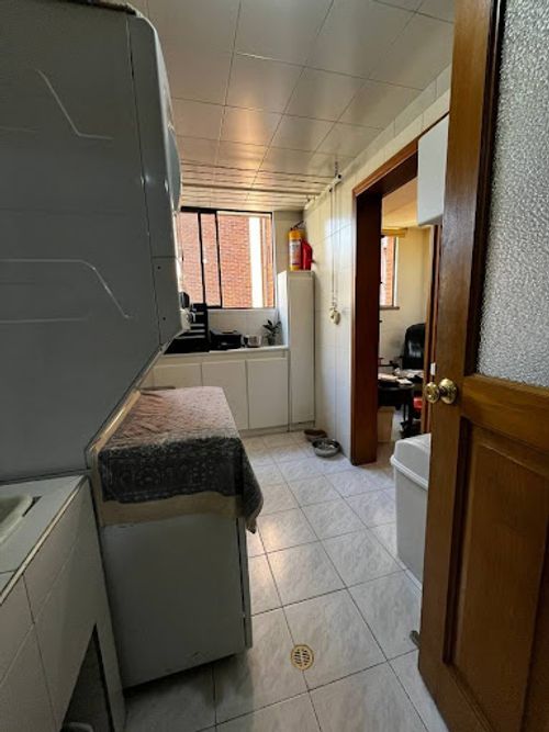 Apartamento de 3 alcobas en venta en Los Rosales, Bogotá, 200 m² · foto 6 de 24