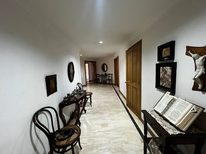 Apartamento de 3 alcobas en venta en Los Rosales, Bogotá, 200 m² · foto 12 de 24