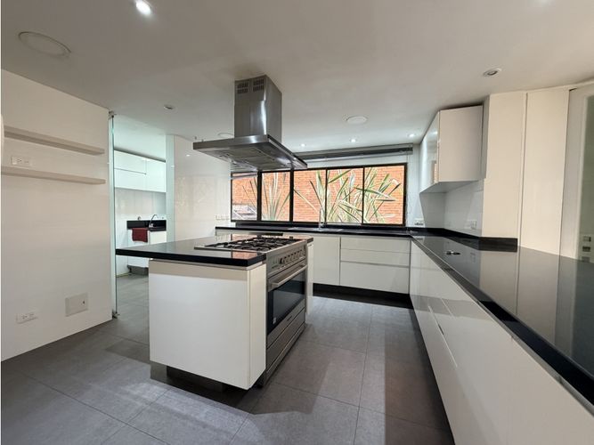 Apartamento de 3 alcobas en venta en Los Rosales, Bogotá, 192 m² · foto 2 de 24