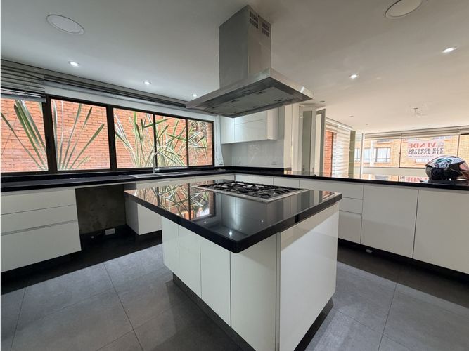 Apartamento de 3 alcobas en venta en Los Rosales, Bogotá, 192 m² · foto 9 de 24