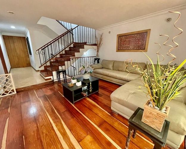 Casa de 3 alcobas en venta en El Poblado, Medellín, 208 m² · foto 1 de 10