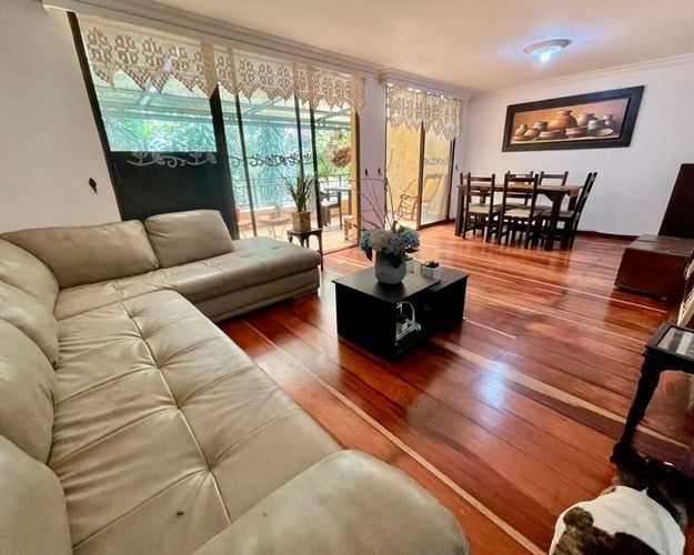 Casa de 3 alcobas en venta en El Poblado, Medellín, 208 m² · foto 2 de 10