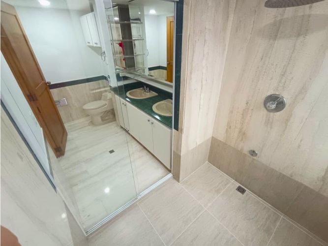 Apartamento de 5 alcobas en arriendo en El Poblado, Medellín, 260 m² · foto 5 de 17