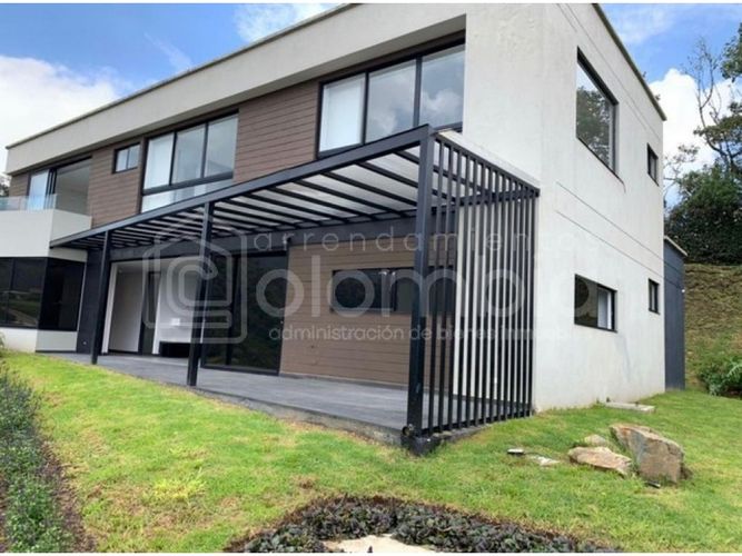 Casa de 4 alcobas en venta en Montessori, Envigado, 370 m² · foto 2 de 16