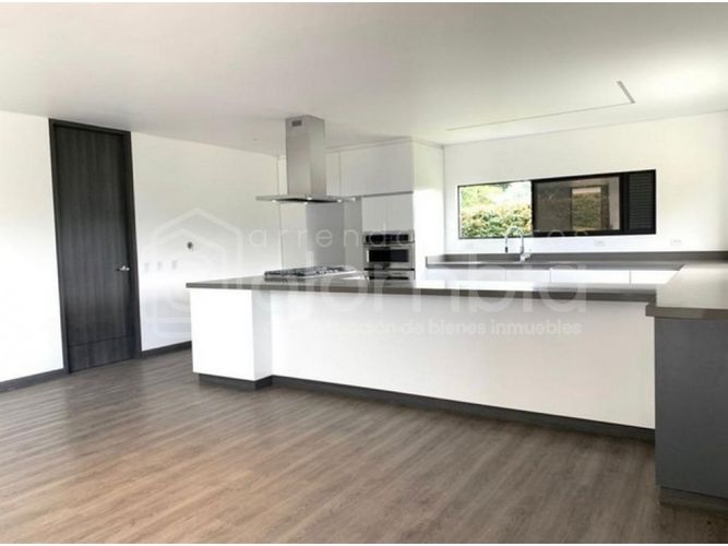 Casa de 4 alcobas en venta en Montessori, Envigado, 370 m² · foto 7 de 16