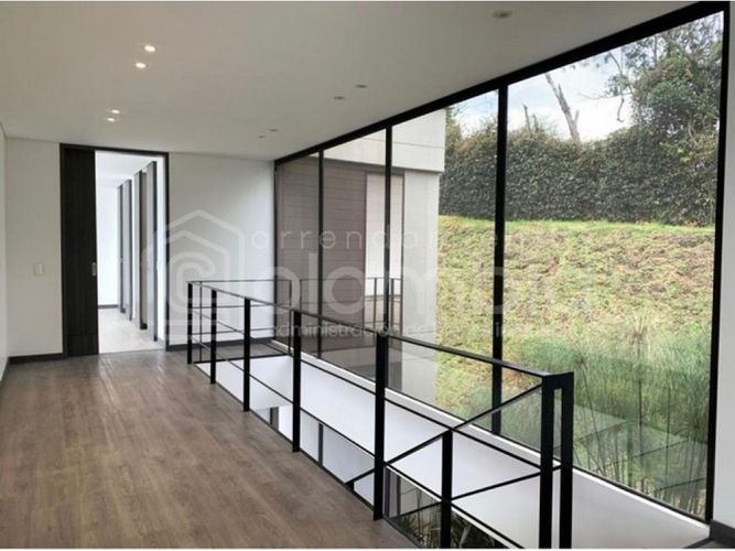 Casa de 4 alcobas en venta en Montessori, Envigado, 370 m² · foto 8 de 16