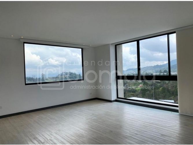 Casa de 4 alcobas en venta en Montessori, Envigado, 370 m² · foto 9 de 16