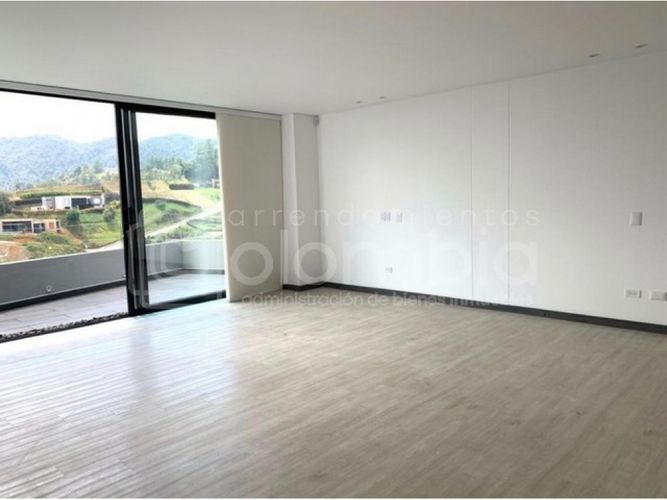 Casa de 4 alcobas en venta en Montessori, Envigado, 370 m² · foto 10 de 16