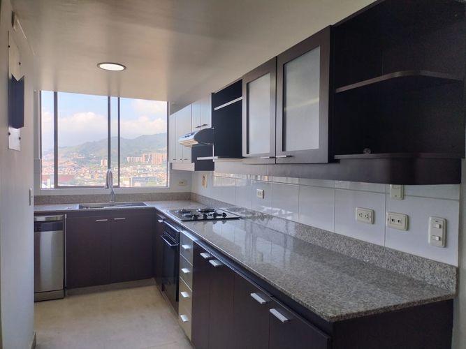 Apartamento de 3 alcobas en arriendo en El Poblado, Medellín, 174 m² · foto 5 de 17