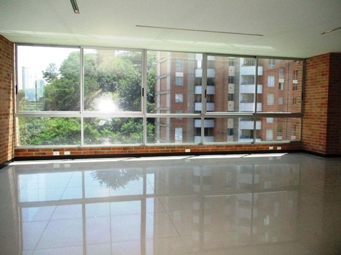 Oficina en arriendo en El Poblado, Medellín, 64 m² · foto 2 de 8