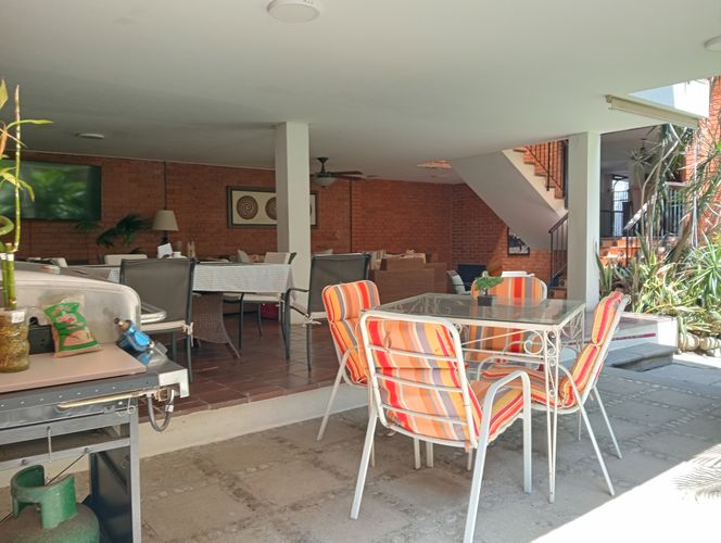 Casa de 6 alcobas en venta en Bellavista, Cali, 590 m² · foto 2 de 24