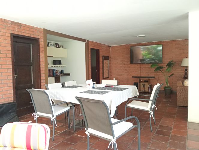 Casa de 6 alcobas en venta en Bellavista, Cali, 590 m² · foto 3 de 24