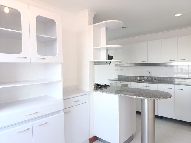 Apartamento de 3 alcobas en venta en El Poblado, Medellín, 200 m² · foto 8 de 16