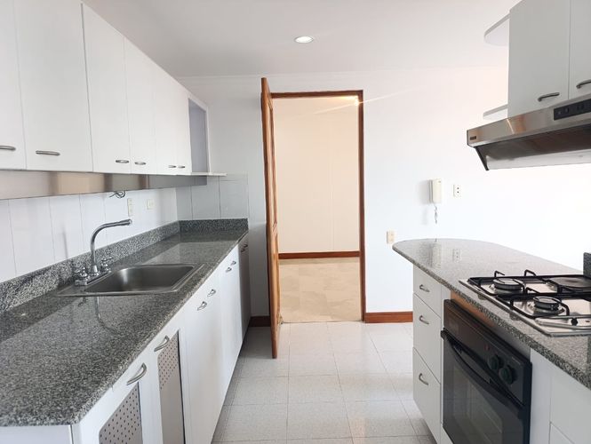 Apartamento de 3 alcobas en venta en El Poblado, Medellín, 200 m² · foto 9 de 16