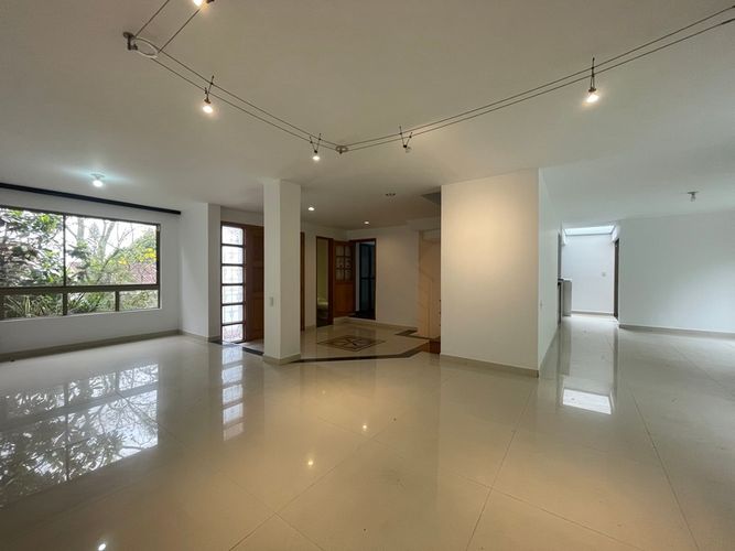 Casa de 3 alcobas en venta en Loma Benedictinos, Envigado, 305 m² · foto 2 de 24