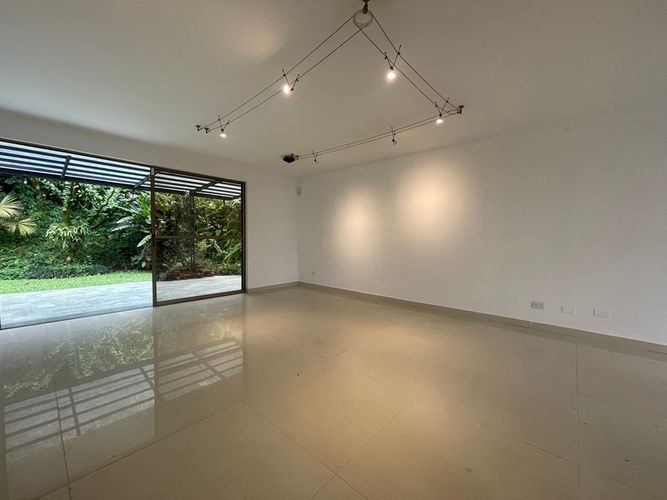 Casa de 3 alcobas en venta en Loma Benedictinos, Envigado, 305 m² · foto 3 de 24
