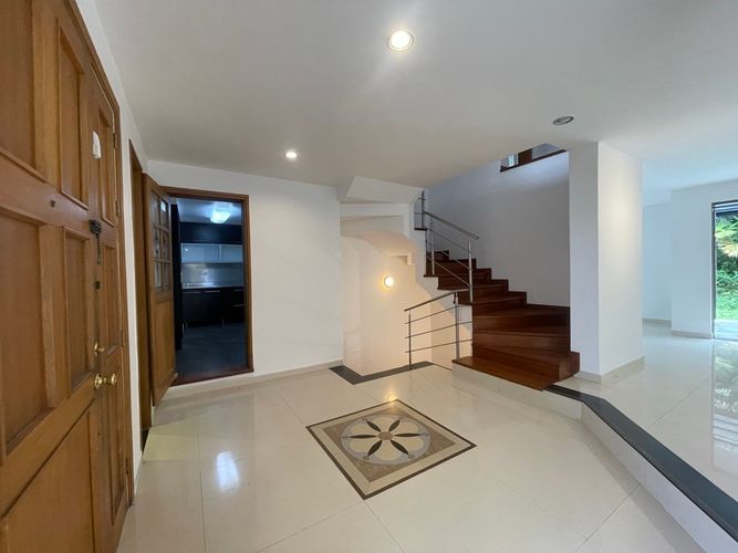Casa de 3 alcobas en venta en Loma Benedictinos, Envigado, 305 m² · foto 4 de 24