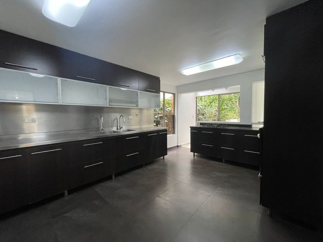 Casa de 3 alcobas en venta en Loma Benedictinos, Envigado, 305 m² · foto 6 de 24