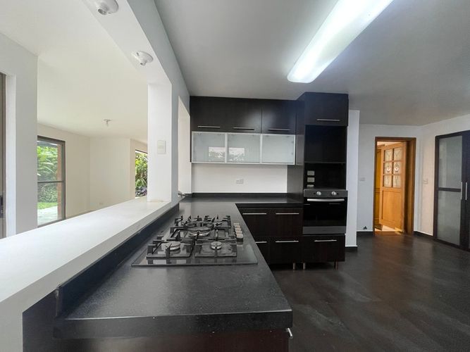 Casa de 3 alcobas en venta en Loma Benedictinos, Envigado, 305 m² · foto 7 de 24