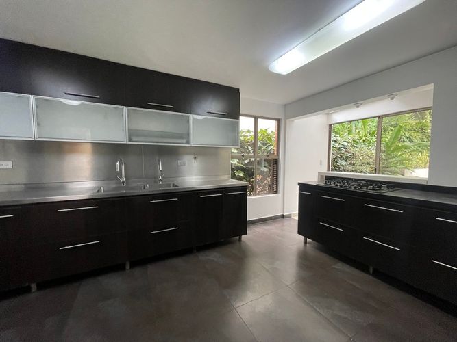 Casa de 3 alcobas en venta en Loma Benedictinos, Envigado, 305 m² · foto 8 de 24