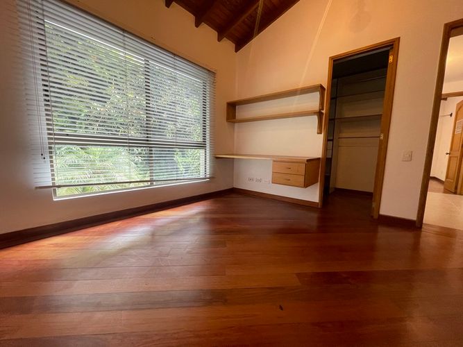 Casa de 3 alcobas en venta en Loma Benedictinos, Envigado, 305 m² · foto 9 de 24