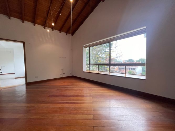 Casa de 3 alcobas en venta en Loma Benedictinos, Envigado, 305 m² · foto 10 de 24