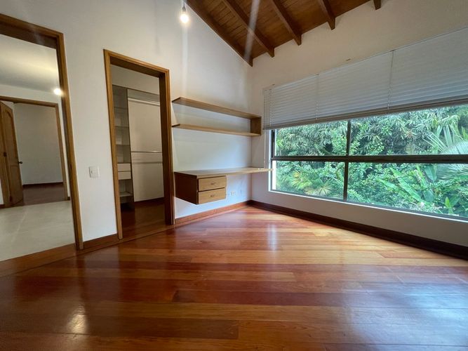 Casa de 3 alcobas en venta en Loma Benedictinos, Envigado, 305 m² · foto 11 de 24