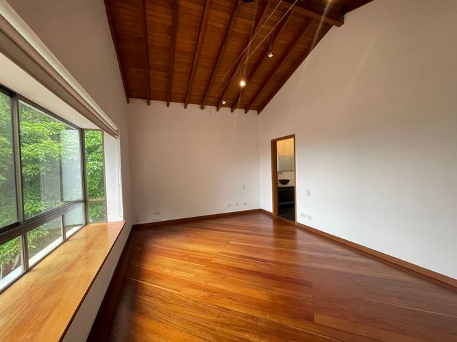 Casa de 3 alcobas en venta en Loma Benedictinos, Envigado, 305 m² · foto 12 de 24