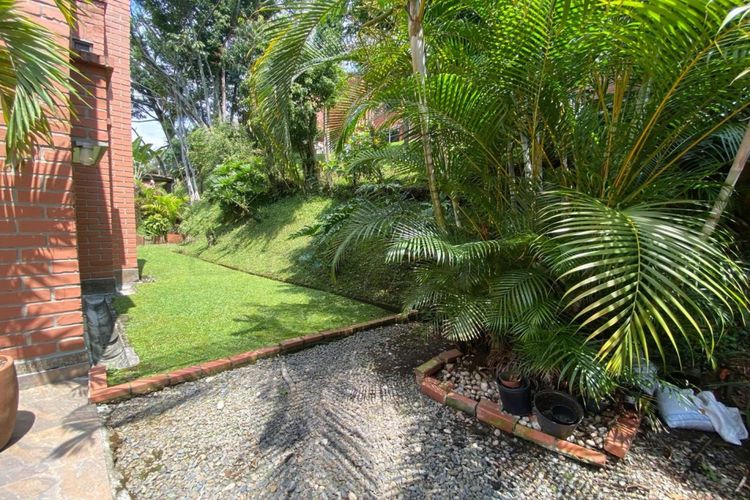 Casa de 3 alcobas en venta en Loma Benedictinos, Envigado, 391 m² · foto 9 de 23