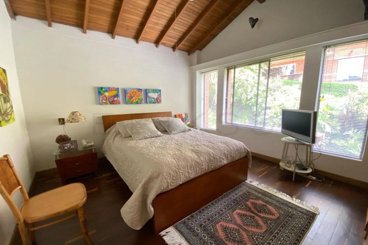 Casa de 3 alcobas en venta en Loma Benedictinos, Envigado, 391 m² · foto 13 de 23