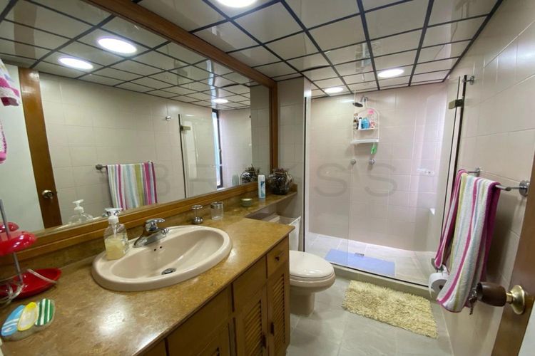 Casa de 3 alcobas en venta en Loma Benedictinos, Envigado, 391 m² · foto 17 de 23