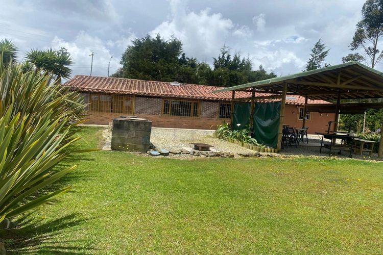 Casa de 3 alcobas en venta en Pantanillo, Envigado, 320 m² · foto 2 de 4