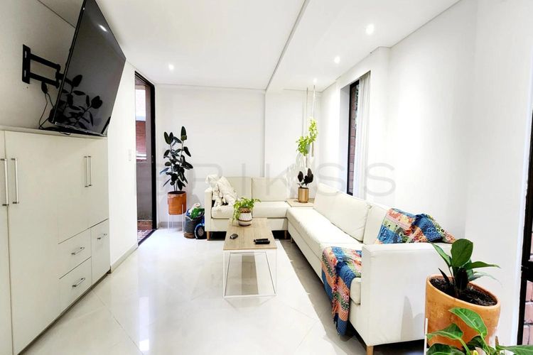 Apartamento de 3 alcobas en venta en Las Lomas, Medellín, 160 m² · foto 2 de 13