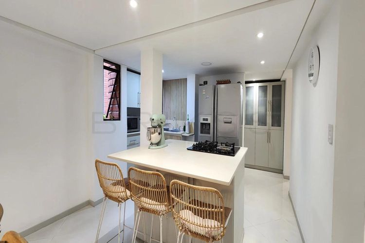 Apartamento de 3 alcobas en venta en Las Lomas, Medellín, 160 m² · foto 4 de 13