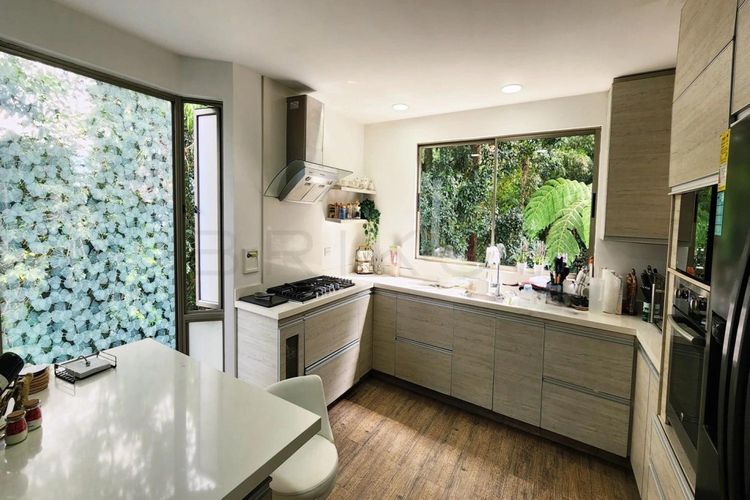 Casa de 3 alcobas en venta en Los Naranjos, Medellín, 446 m² · foto 2 de 18